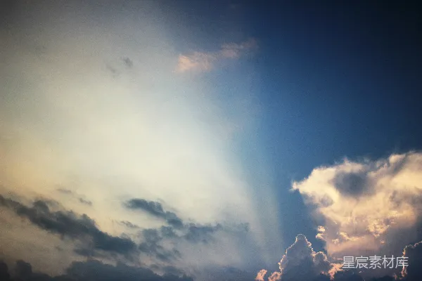 高清摄影 夕阳下阳光透过壮观的云层。