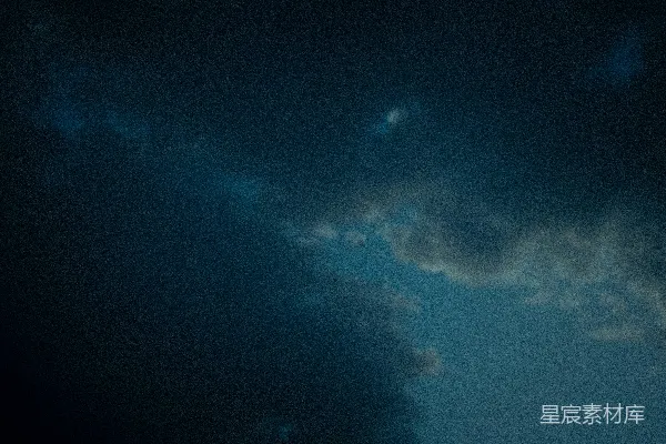 高清摄影 暗淡的乌云与湛蓝的天空相对