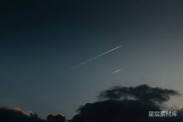 高清摄影 两架飞机在黑暗的天空中留下连串的尾迹。