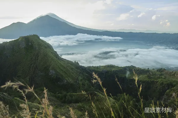 高清摄影 云雾覆盖下的山景