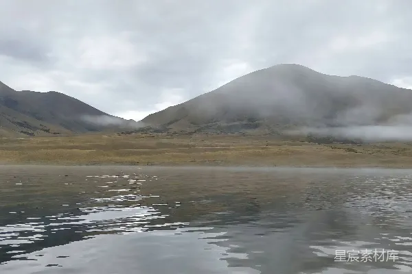 高清摄影 背景中有山的水域