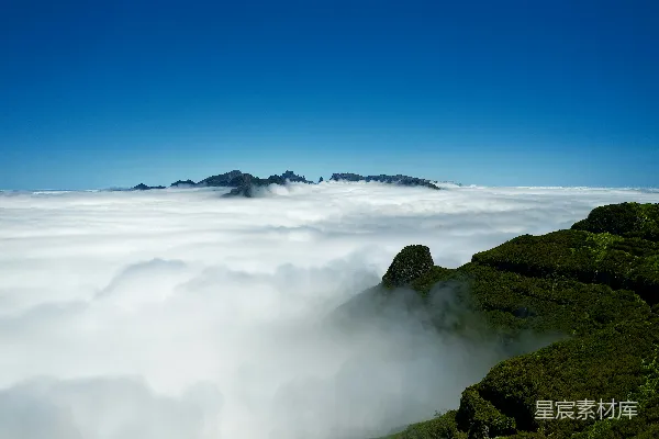 高清摄影 山峦间低垂的云雾缭绕之景