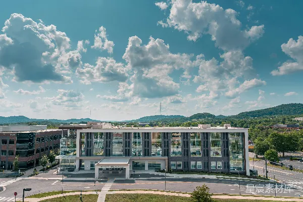 高清摄影 一个建筑及其停车场的空中视角
