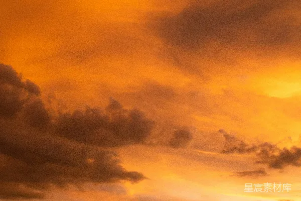 高清摄影 夕阳时壮丽的橙色天空与暗沉的云朵