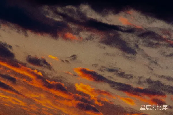 高清摄影 夕阳映照着五彩斑斓的天空。