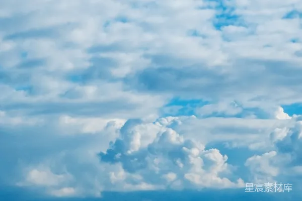 高清摄影 fluffy白的云在蔚蓝天空中飘动。