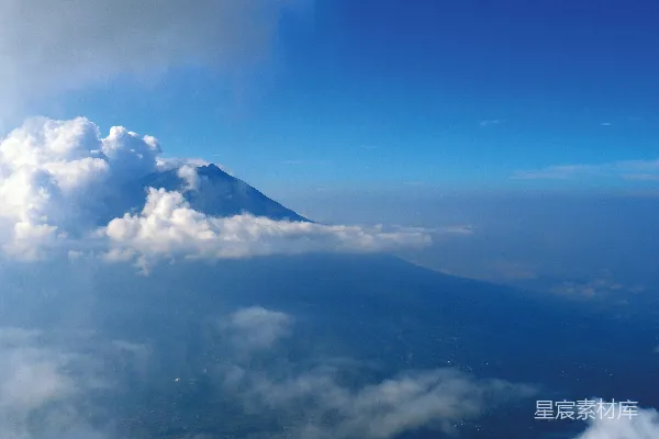 高清摄影 巍峨山峰耸立于蓝天白云之上。