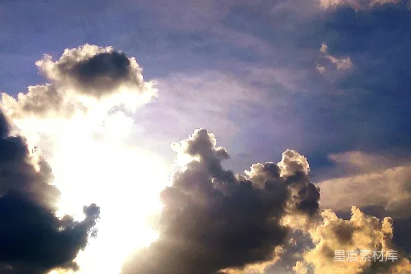 高清摄影 天空中太阳透过云层的光芒照耀着。