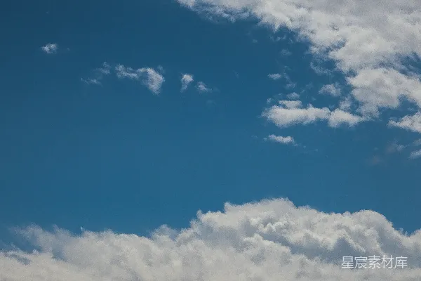 高清摄影 一架飞机在云层中穿过蔚蓝的天空