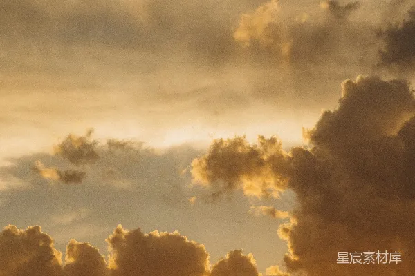 高清摄影 夕阳映照下的金色云彩