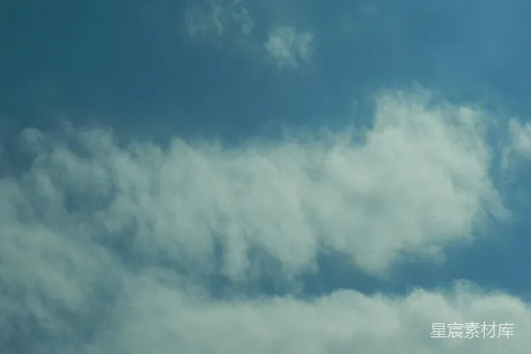 高清摄影 前方一杆路边的停止标志在一片阴天的天空下