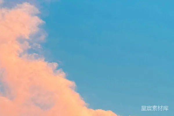高清摄影 空中飞过一片粉色云的飞机