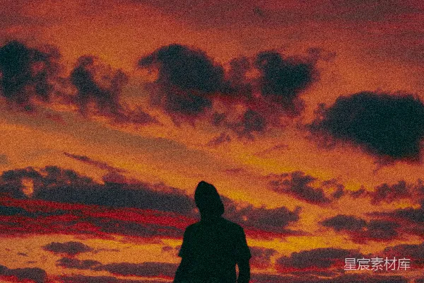 高清摄影 夕阳下站立在木码头的男人轮廓