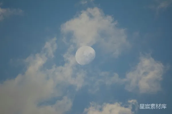 高清摄影 白天天空中可以看到月亮。