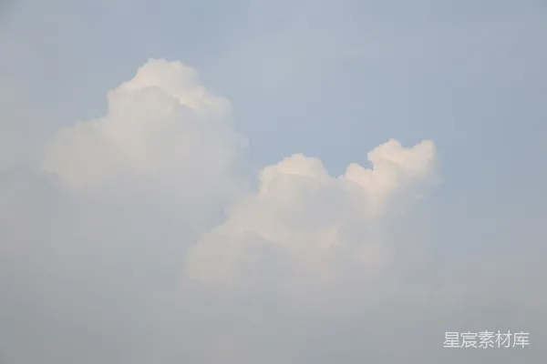 高清摄影 一群人在云层遮蔽的蓝色天空下站在海滩上