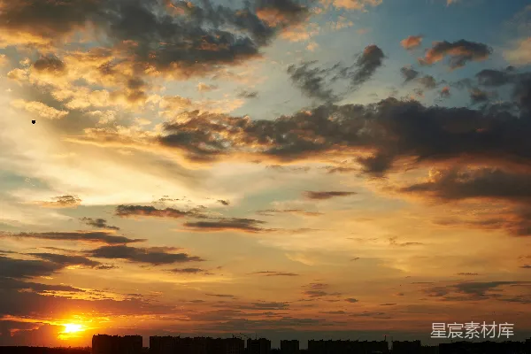 高清摄影 夕阳西下，一座高楼林立的城市。