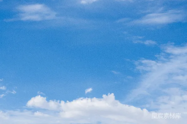 高清摄影 湛蓝的天空中飘着朵朵白云。