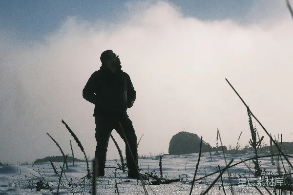 高清摄影 站在覆雪的山坡上的一个男人