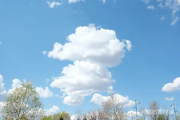 高清摄影 fluffy白云在明亮的蓝天中飘动。