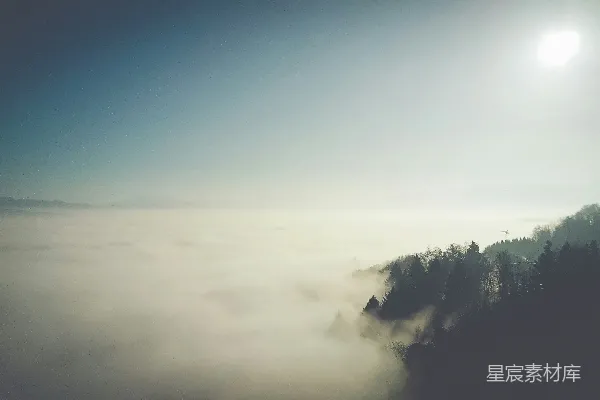 高清摄影 白天雾蒙蒙的山峦
