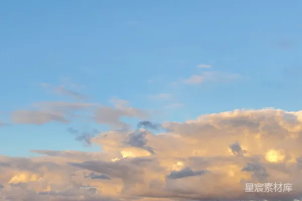 高清摄影 空中飞行的飞机，背景是云朵。