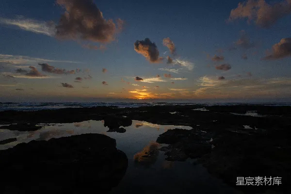 高清摄影 夕阳映照在一片水域之上。