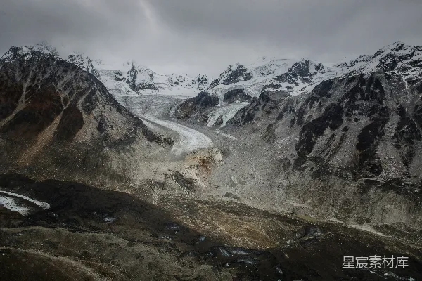 高清摄影 一座山峦的景色，上面覆盖着雪。