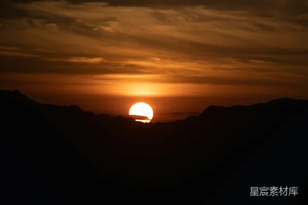 高清摄影 山峦之上夕阳西下