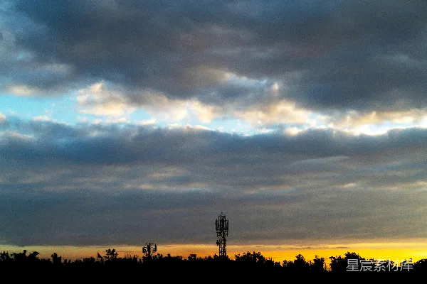高清摄影 夕阳下的塔轮廓。