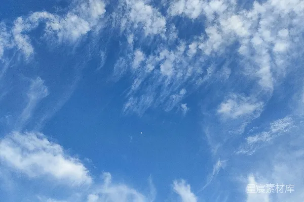 高清摄影 飘浮的白云在湛蓝的天空中游动。
