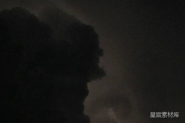 高清摄影 夜空布满了阴沉可怕的乌云。