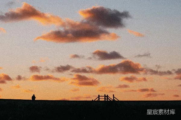 高清摄影 夕阳下的人影和篱笆的轮廓