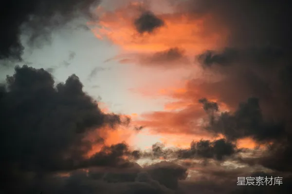 高清摄影 夕阳西下，天空布满了阴沉的云层。
