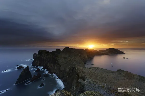 高清摄影 夕阳西下，海天相接处点缀着嶙峋的岩石。