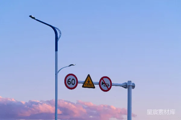 高清摄影 背景有一盏路灯的街道。