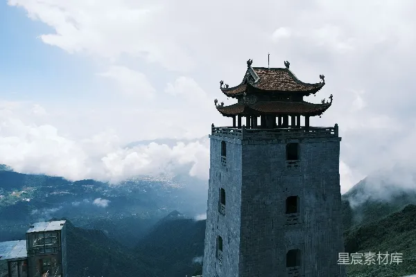高清摄影 矗立在郁郁葱葱山坡之顶的高塔