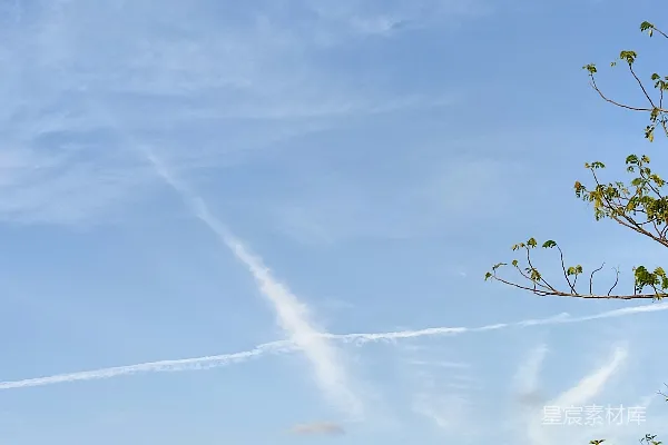 高清摄影 一个绿色滑梯的游乐场，背景是蓝天。