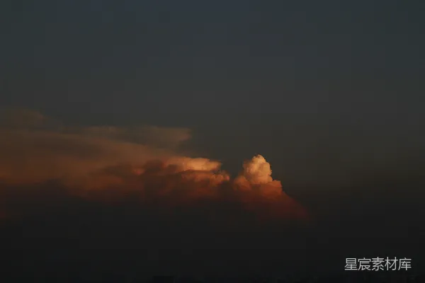 高清摄影 夕阳下飞翔在天际的飞机
