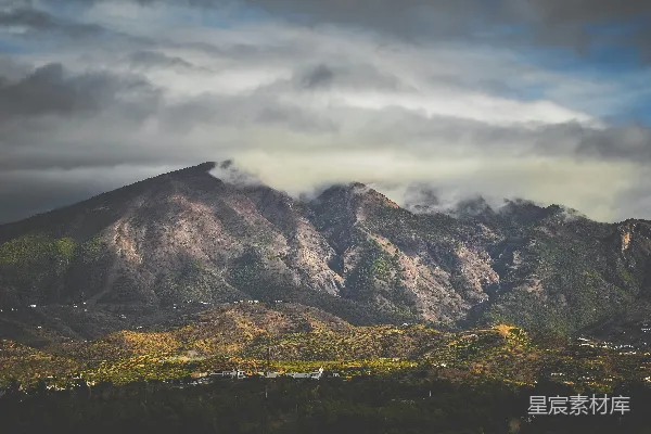 高清摄影 山间云雾缭绕的一景