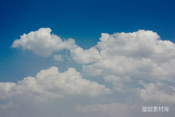 高清摄影 空中飞行的飞机周围有许多云朵