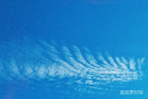 高清摄影 轻薄的云朵在一片湛蓝天空中形成图案。