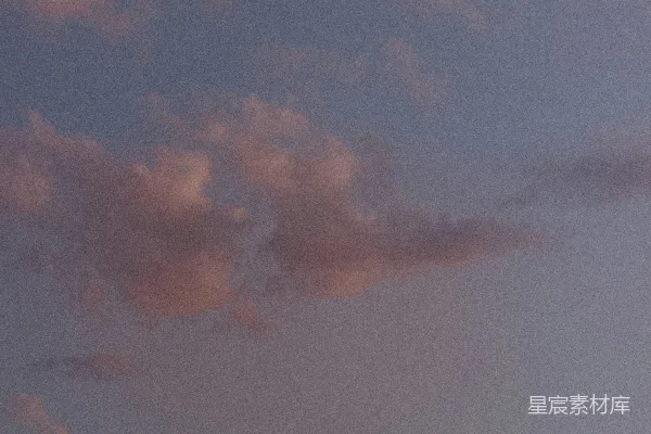 高清摄影 空中飞行的飞机，背景是云朵。