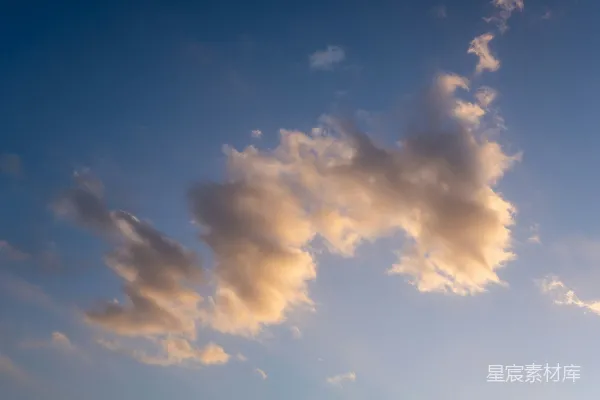 高清摄影 高空飞行的飞机 surrounded by many clouds