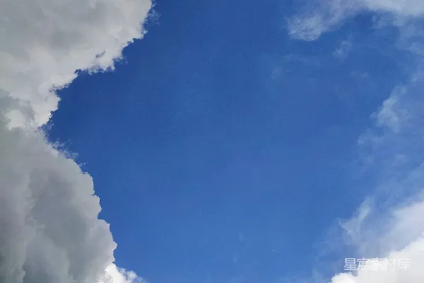 高清摄影 一架飞机在云层中穿过蔚蓝的天空