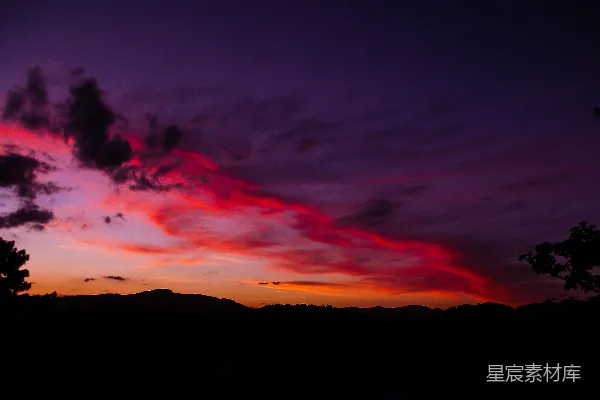 高清摄影 夕阳下的树与山轮廓