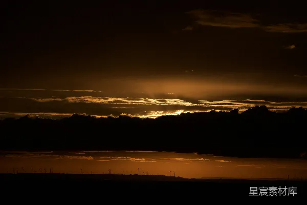 高清摄影 城市的夜景与远处的山峦