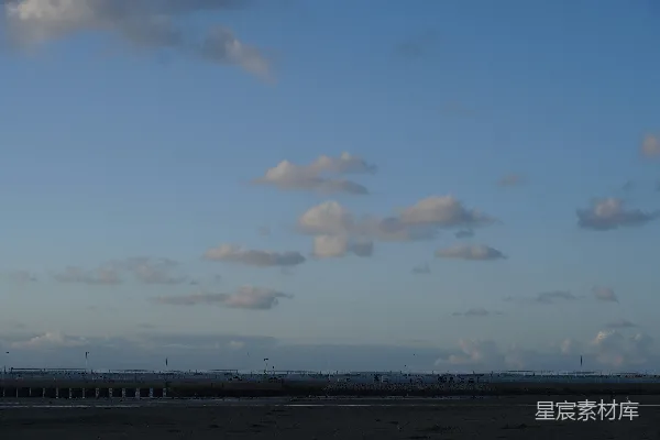 高清摄影 蓝天间飘浮着零星的云朵。