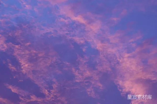 高清摄影 夕阳时分，天空中弥漫着鲜艳的紫色和粉色云彩。
