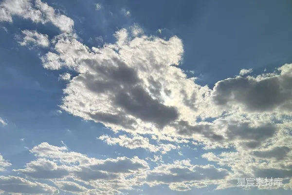 高清摄影 一群人在有云的蔚蓝天空下站在沙滩上