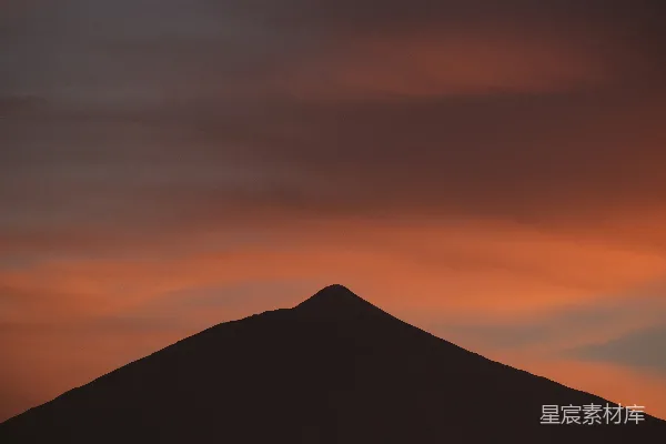 高清摄影 背景有一片红日的山峦